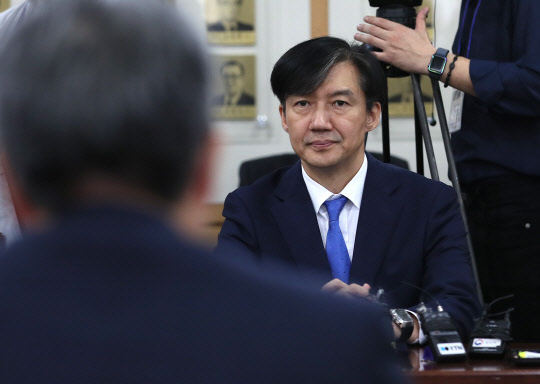 검찰개혁 고삐  조국 법무부 장관이 30일 오후 정부과천청사에서 열린 제2기 법무·검찰 개혁위원회 발족식에서 김남준 위원장의 발언을 듣고 있다.  연합뉴스